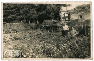 Lata 60. W ogrodzie Państwa Bryś, na zdjęciu od lewej: Helena i Stanisław Bryś, w kapuście Maria Bryś